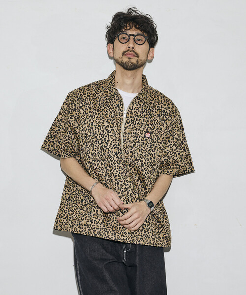 RED KAP(レッドキャップ)の「RED KAP/レッドキャップ 新色追加 別注 リラックスフィット ハーフジップ ワンポイントロゴ 半袖ツイルワークシャツ(シャツ/ブラウス・メンズ・ベージュ/チャコールグレー/ブラック/レオパード/ダークグレー・MEDIUM/LARGE)」の5枚目の写真