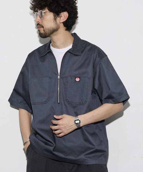 RED KAP(レッドキャップ)の「RED KAP/レッドキャップ 新色追加 別注 リラックスフィット ハーフジップ ワンポイントロゴ 半袖ツイルワークシャツ(シャツ/ブラウス・メンズ・ベージュ/チャコールグレー/ブラック/レオパード/ダークグレー・MEDIUM/LARGE)」の2枚目の写真