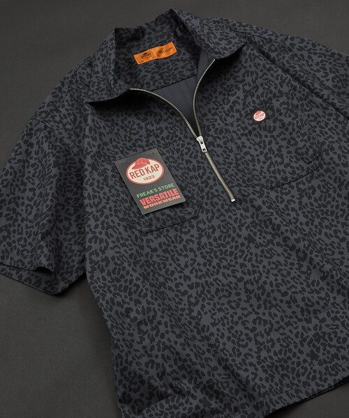RED KAP(レッドキャップ)の「RED KAP/レッドキャップ 新色追加 別注 リラックスフィット ハーフジップ ワンポイントロゴ 半袖ツイルワークシャツ(シャツ/ブラウス・メンズ・ベージュ/チャコールグレー/ブラック/レオパード/ダークグレー・MEDIUM/LARGE)」の3枚目の写真