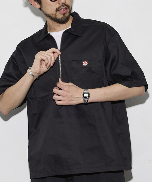 RED KAP(レッドキャップ)の「RED KAP/レッドキャップ 新色追加 別注 リラックスフィット ハーフジップ ワンポイントロゴ 半袖ツイルワークシャツ(シャツ/ブラウス・メンズ・ベージュ/チャコールグレー/ブラック/レオパード/ダークグレー・MEDIUM/LARGE)」の1枚目の写真