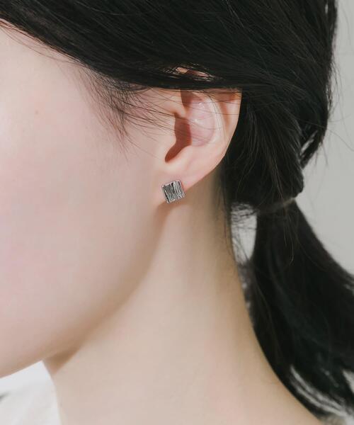 SMELLY(スメリー)の「メタルスクエアミニピアス(ピアス(両耳用)・レディース・シルバー・-)」の1枚目の写真