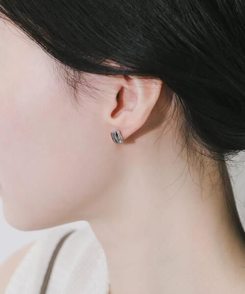 SMELLY(スメリー)の「メタルスクエアミニピアス(ピアス(両耳用)・レディース・シルバー・-)」の2枚目の写真