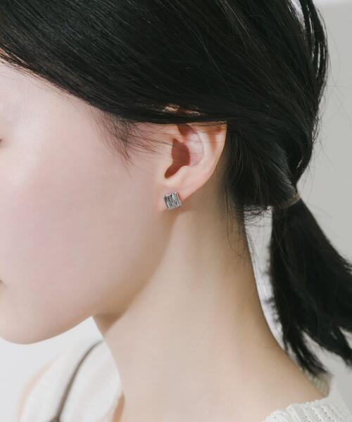 SMELLY(スメリー)の「メタルスクエアミニピアス(ピアス(両耳用)・レディース・シルバー・-)」の3枚目の写真