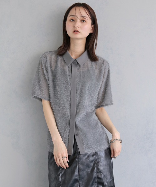 &g'aime(アンジェム)の「【&g'aime 】フェザーハーフスリーブシャツ Feather Half-Sleeve Shirt(シャツ/ブラウス・レディース・ブラック/グレー/ホワイト・FREE)」の3枚目の写真