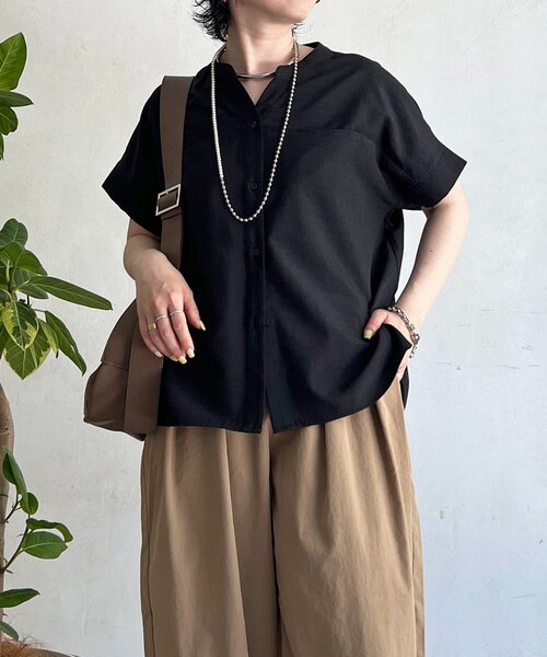 un dix cors(アンディコール)の「麻調スキッパーバックテープシャツ(シャツ/ブラウス・レディース・グレー/ブラック/ブラウン/オフホワイト・FREE)」の1枚目の写真