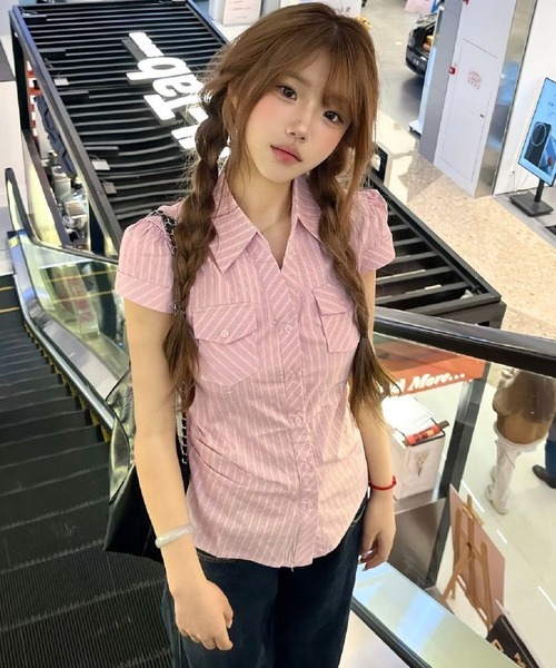 AsheKsha(アシクシャ)の「甘辛風ピンクストライプウエスト絞り半袖シャツ(シャツ/ブラウス・レディース・ピンク・M)」の11枚目の写真