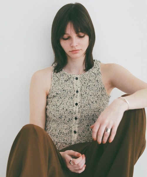 CLANE(クラネ)の「CLANE/クラネ/GATHER NO SLEEVE TOPS(ベスト・レディース・ブラック/アイボリー・1)」の11枚目の写真