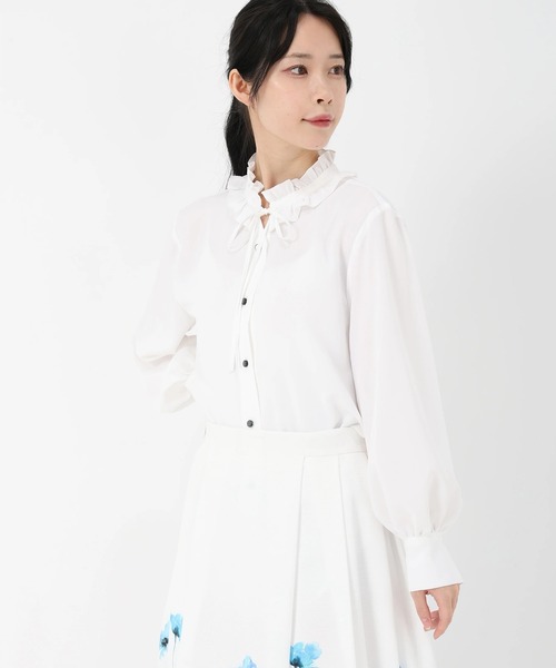 新品　ストロベリーフィールズ　フリル付きホワイト長袖シャツ セール】フルダルサテン（シャツ/ブラウス）｜STRAWBERRY-FIELDS