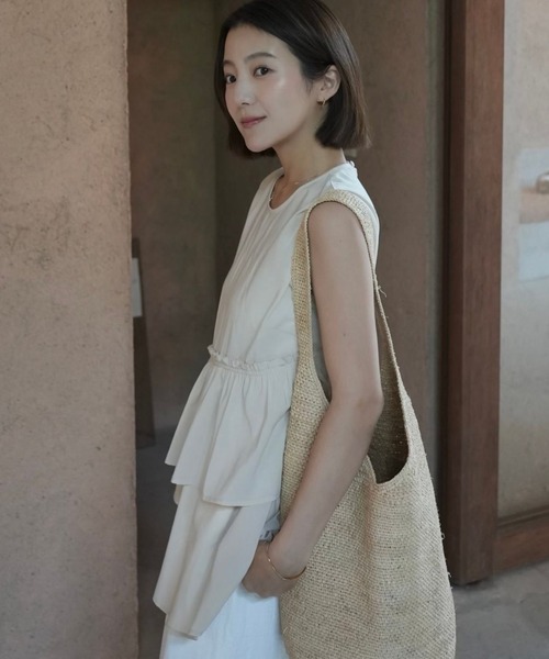 A part by（アパートバイ）の「【インフルエンサーyuiさんコラボ】YUランダムペプラムノースリーブ（シャツ/ブラウス・レディース・オフホワイト/ブラック/ライトイエロー・FREE）」の3枚目の写真