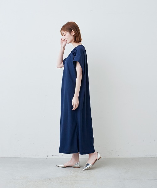 IEDIT（イディット）の「ＩＥＤＩＴ　抗菌防臭・接触冷感・ＵＶカット　落ち感かのこカットソー素材が上品なわきシェードワンピース（ワンピース・レディース・ブラック/ネイビー/ベージュ・LL/3L/M/L/SP/MP/4L）」の4枚目の写真