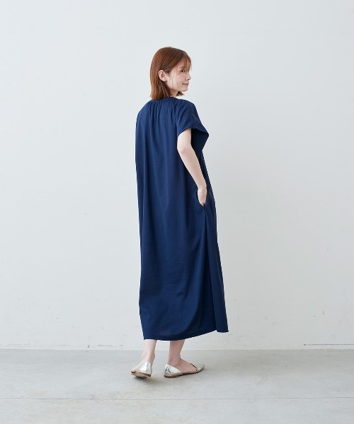IEDIT（イディット）の「ＩＥＤＩＴ　抗菌防臭・接触冷感・ＵＶカット　落ち感かのこカットソー素材が上品なわきシェードワンピース（ワンピース・レディース・ブラック/ネイビー/ベージュ・LL/3L/M/L/SP/MP/4L）」の5枚目の写真