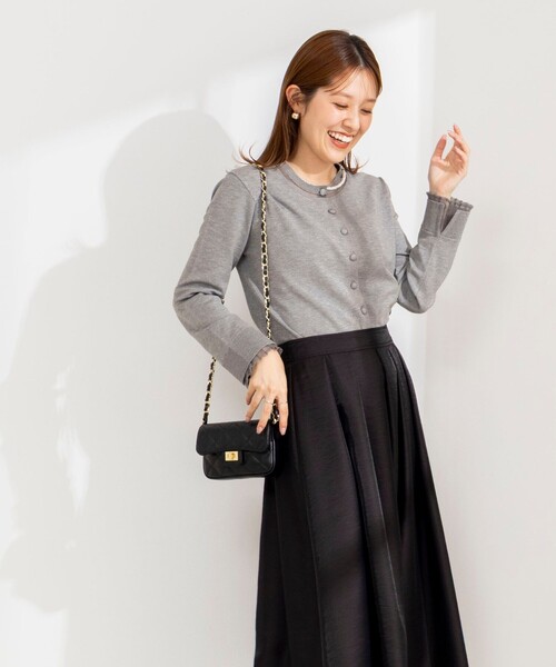 NOLLEY’S(ノーリーズ)の「《手洗い可能》シアーフリルくるみ釦クルーネックカーディガン(カーディガン/ボレロ・レディース・レッド/サックスブルー/チャコールグレー/ブラック・38)」の8枚目の写真