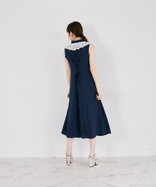 tocco closet(トッコ クローゼット)の「リボン付きフラワーレース装飾パール釦バックレースアップワンピース(ワンピース・レディース・ネイビー/ブラック・M)」の17枚目の写真