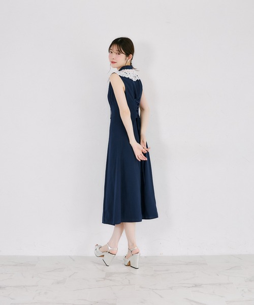 tocco closet(トッコ クローゼット)の「リボン付きフラワーレース装飾パール釦バックレースアップワンピース(ワンピース・レディース・ネイビー/ブラック・M)」の16枚目の写真