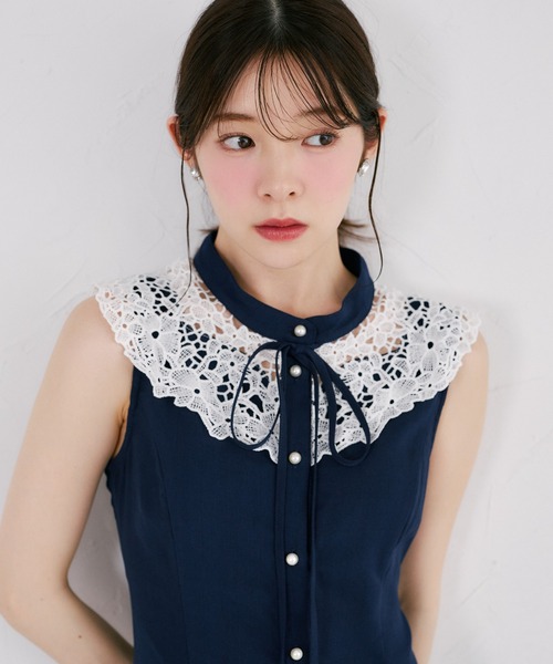 tocco closet(トッコ クローゼット)の「リボン付きフラワーレース装飾パール釦バックレースアップワンピース(ワンピース・レディース・ネイビー/ブラック・M)」の21枚目の写真