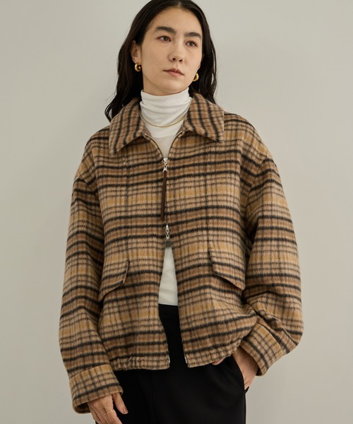 SALON adam et rope'(サロン アダム エ ロペ)の「MILIORアルパカシャギーチェックスタンドカラー ダブルジップブルゾン / セットアップ対応(ブルゾン・レディース・キャメル/チャコールグレー・FREE)」の2枚目の写真