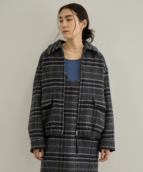 SALON adam et rope'(サロン アダム エ ロペ)の「MILIORアルパカシャギーチェックスタンドカラー ダブルジップブルゾン / セットアップ対応(ブルゾン・レディース・キャメル/チャコールグレー・FREE)」の3枚目の写真