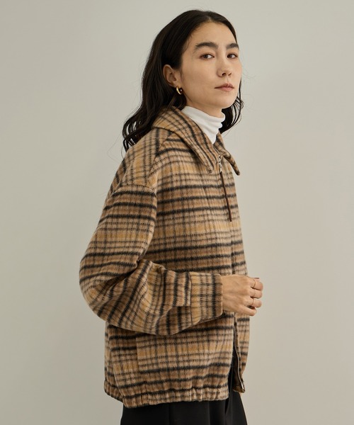 SALON adam et rope'(サロン アダム エ ロペ)の「MILIORアルパカシャギーチェックスタンドカラー ダブルジップブルゾン / セットアップ対応(ブルゾン・レディース・キャメル/チャコールグレー・FREE)」の6枚目の写真