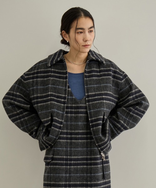 SALON adam et rope'(サロン アダム エ ロペ)の「MILIORアルパカシャギーチェックスタンドカラー ダブルジップブルゾン / セットアップ対応(ブルゾン・レディース・キャメル/チャコールグレー・FREE)」の9枚目の写真