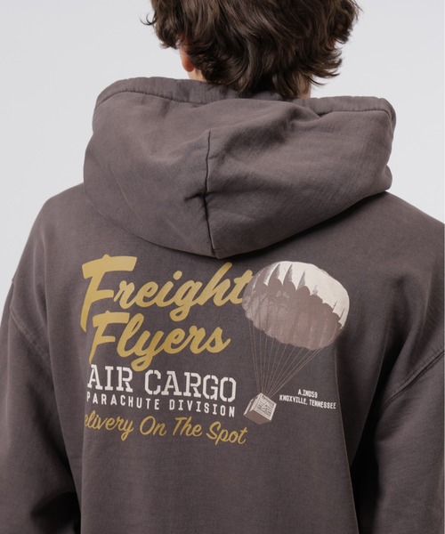 Alpha Industries（アルファインダストリーズ）の「Alpha Industries/アルファ インダストリーズ/ESSENTIAL HOODIE RELAXED FIT SWEATSHIRT 【FREIGHT】/エッセンシャル フーディ リラックスフィット スウェットシャツ（パーカー・メンズ・ブラウン・L/M）」の2枚目の写真