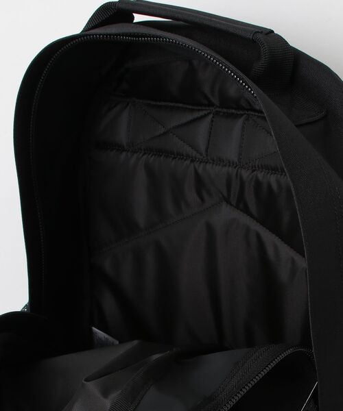 Carhartt WIP（カーハートダブリューアイピー）の「【Carhartt WIP】KICKFLIP BACKPACK / キックフラップ バックパック（バックパック/リュック・メンズ・ブラック・FREE）」の4枚目の写真