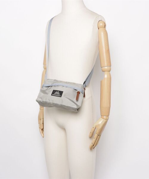 GREGORY（グレゴリー）の「エンベロップショルダー ENVELOPE SHOULDER ライトグレーXブルーグレー（ショルダーバッグ・メンズ・グレー系・-）」の4枚目の写真