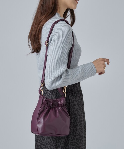 SHOO・LA・RUE(シューラルー)の「口元ギャザーミニショルダーバッグ(ショルダーバッグ・レディース・ブラック/イエロー/ボルドー・00)」の8枚目の写真