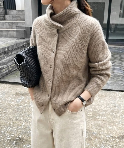 JOHNNY WOLF(ジョニーウルフ)の「NIKA 畔編み ルーズ ハイネック クロップド カーディガン(カーディガン/ボレロ・レディース・ブラック/オフホワイト/ベージュ・FREE)」の3枚目の写真