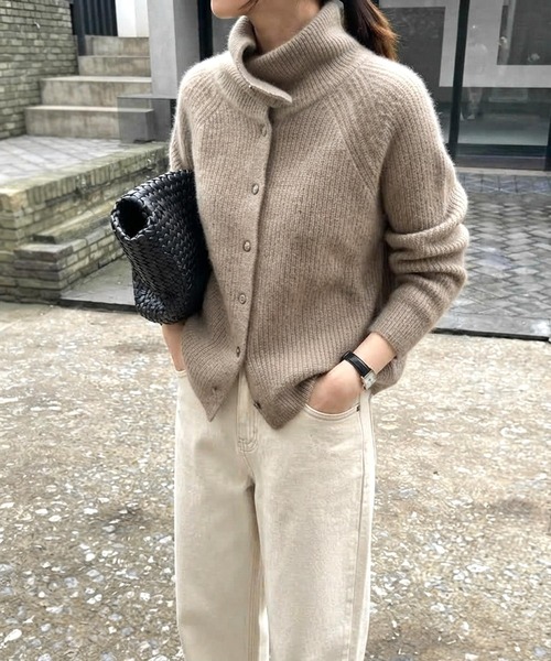 JOHNNY WOLF(ジョニーウルフ)の「NIKA 畔編み ルーズ ハイネック クロップド カーディガン(カーディガン/ボレロ・レディース・ブラック/オフホワイト/ベージュ・FREE)」の17枚目の写真