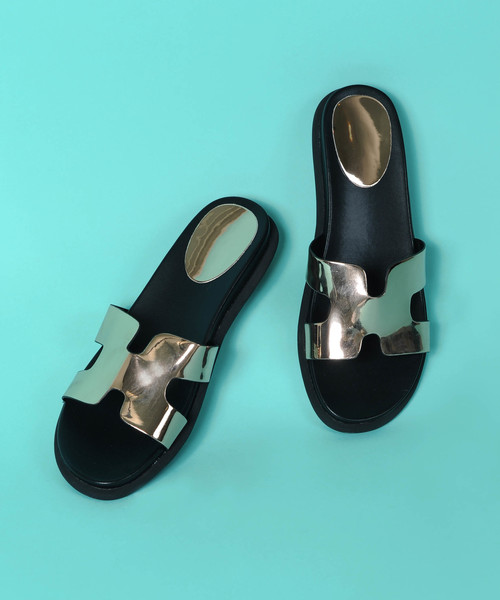 PLAIN CLOTHING(プレーンクロージング)の「シャイニーベルトフラットサンダル(サンダル・レディース・シルバー/ブラック/ブロンズ・38/37/36/35/39)」の3枚目の写真