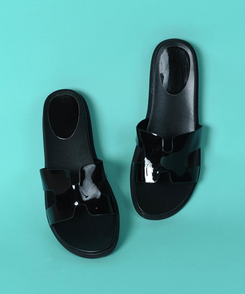 PLAIN CLOTHING(プレーンクロージング)の「シャイニーベルトフラットサンダル(サンダル・レディース・シルバー/ブラック/ブロンズ・38/37/36/35/39)」の2枚目の写真