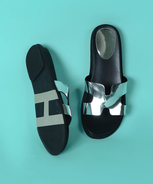 PLAIN CLOTHING(プレーンクロージング)の「シャイニーベルトフラットサンダル(サンダル・レディース・シルバー/ブラック/ブロンズ・38/37/36/35/39)」の11枚目の写真