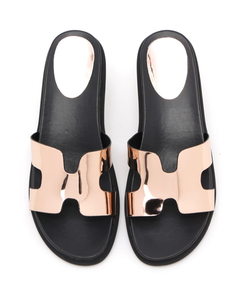 PLAIN CLOTHING(プレーンクロージング)の「シャイニーベルトフラットサンダル(サンダル・レディース・シルバー/ブラック/ブロンズ・38/37/36/35/39)」の7枚目の写真