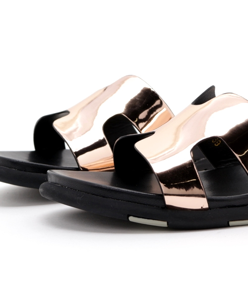 PLAIN CLOTHING(プレーンクロージング)の「シャイニーベルトフラットサンダル(サンダル・レディース・シルバー/ブラック/ブロンズ・38/37/36/35/39)」の8枚目の写真