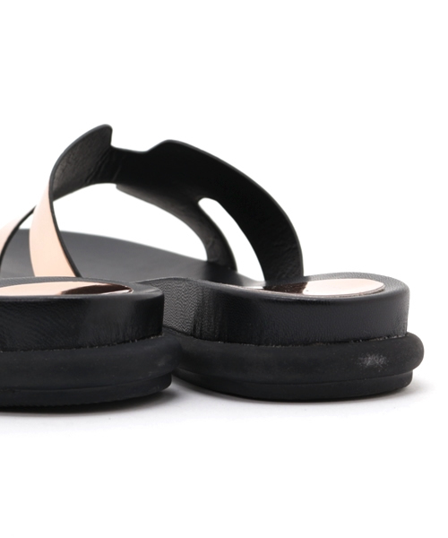 PLAIN CLOTHING(プレーンクロージング)の「シャイニーベルトフラットサンダル(サンダル・レディース・シルバー/ブラック/ブロンズ・38/37/36/35/39)」の10枚目の写真