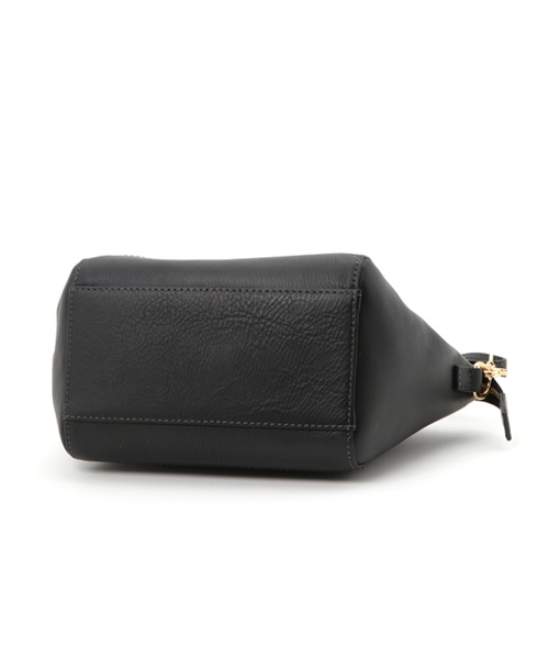 BLUE LABEL CRESTBRIDGE（ブルーレーベルクレストブリッジ）の「ソフトレザー　2WAYトートバッグ（ショルダーバッグ・レディース・ベージュ/オフホワイト/ブラック/レッド・X）」の6枚目の写真