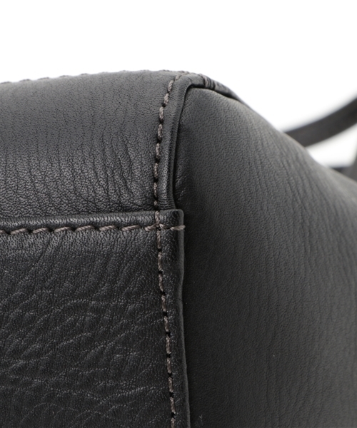 BLUE LABEL CRESTBRIDGE（ブルーレーベルクレストブリッジ）の「ソフトレザー　2WAYトートバッグ（ショルダーバッグ・レディース・ベージュ/オフホワイト/ブラック/レッド・X）」の9枚目の写真