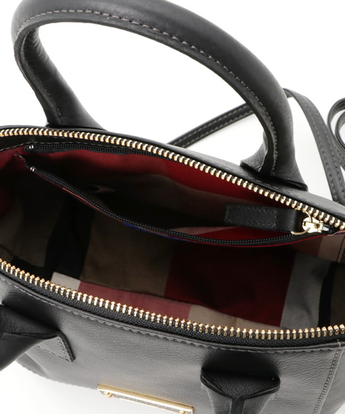 BLUE LABEL CRESTBRIDGE（ブルーレーベルクレストブリッジ）の「ソフトレザー　2WAYトートバッグ（ショルダーバッグ・レディース・ベージュ/オフホワイト/ブラック/レッド・X）」の10枚目の写真