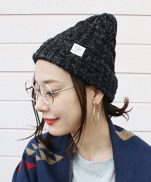 reca（レカ）の「ケーブル編みニット帽（ニットキャップ/ビーニー・レディース・ネイビー/ブラウン/レッド系その他/ボルドー/ブラック系その他/ブラック/ブラウン系その他2/レッド系その他2/レッド系その他3/ブルー系その他2/ブラック系その他3/ブラック系その他2・FREE）」の4枚目の写真