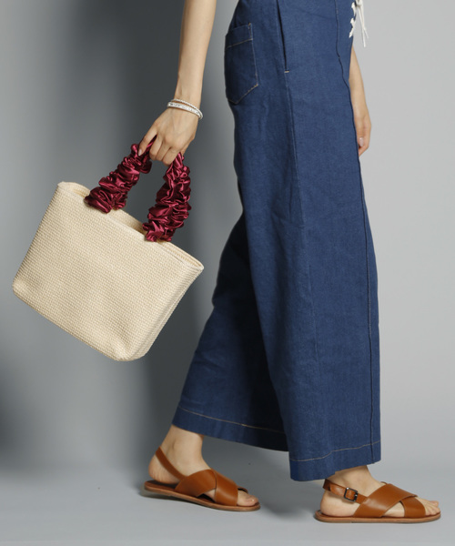 PLAIN CLOTHING（プレーンクロージング）の「サテンハンドルスクエアかごバッグ【PLAIN CLOTHING】（かごバッグ・レディース・ホワイト×ブラック/ブラック×レッド/ホワイト×ゴールド/ホワイト×レッド/ブラック×ゴールド/ホワイト系その他/ホワイト×ネイビー/ブラック×ブラック/ブラック×ピンク/ホワイト×ピンク/ブラック系その他/ブラック×ブルー・FREE）」の2枚目の写真