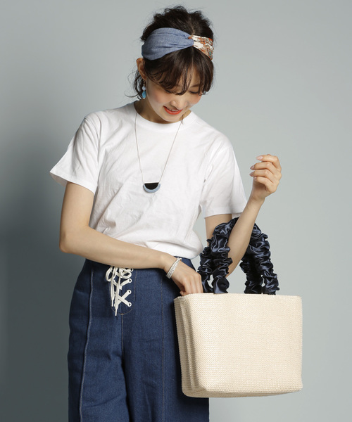PLAIN CLOTHING（プレーンクロージング）の「サテンハンドルスクエアかごバッグ【PLAIN CLOTHING】（かごバッグ・レディース・ホワイト×ブラック/ブラック×レッド/ホワイト×ゴールド/ホワイト×レッド/ブラック×ゴールド/ホワイト系その他/ホワイト×ネイビー/ブラック×ブラック/ブラック×ピンク/ホワイト×ピンク/ブラック系その他/ブラック×ブルー・FREE）」の5枚目の写真