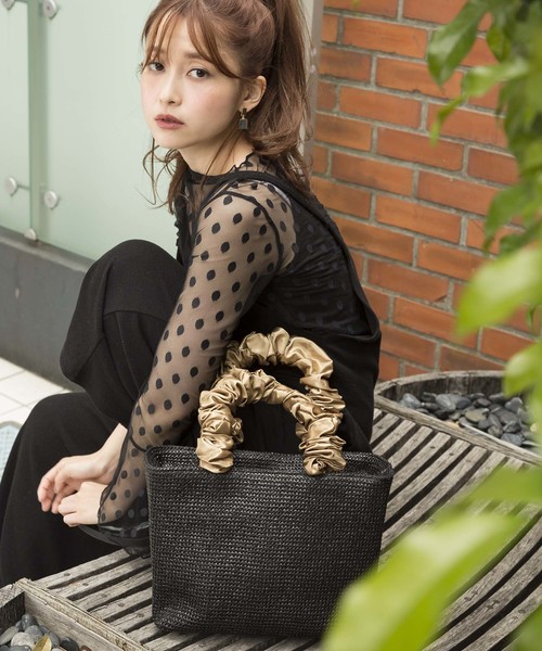 PLAIN CLOTHING（プレーンクロージング）の「サテンハンドルスクエアかごバッグ【PLAIN CLOTHING】（かごバッグ・レディース・ホワイト×ブラック/ブラック×レッド/ホワイト×ゴールド/ホワイト×レッド/ブラック×ゴールド/ホワイト系その他/ホワイト×ネイビー/ブラック×ブラック/ブラック×ピンク/ホワイト×ピンク/ブラック系その他/ブラック×ブルー・FREE）」の11枚目の写真