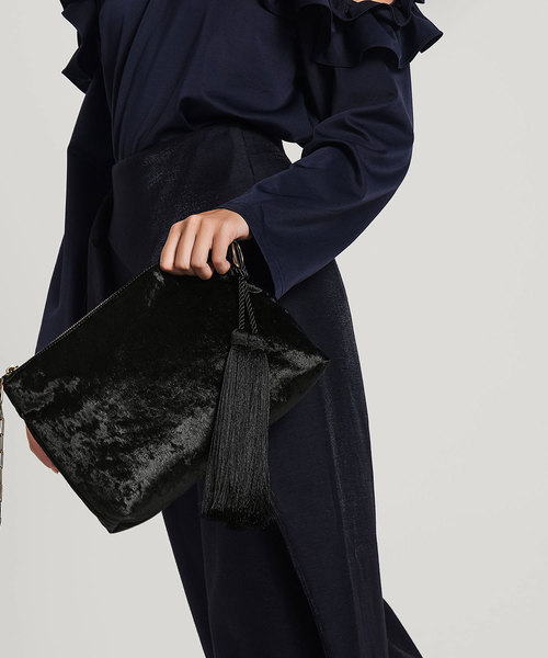 CHARLES & KEITH（チャールズ & キース）の「タッセルディテールクラッチ / TASSEL DETAIL CLUTCH（クラッチバッグ・レディース・ブラック/ピンク・M）」の3枚目の写真