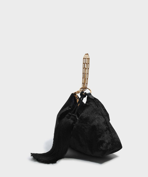 CHARLES & KEITH（チャールズ & キース）の「タッセルディテールクラッチ / TASSEL DETAIL CLUTCH（クラッチバッグ・レディース・ブラック/ピンク・M）」の4枚目の写真