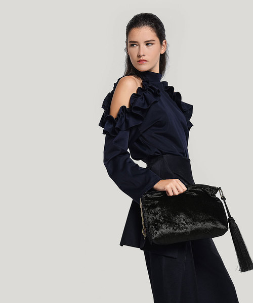 CHARLES & KEITH（チャールズ & キース）の「タッセルディテールクラッチ / TASSEL DETAIL CLUTCH（クラッチバッグ・レディース・ブラック/ピンク・M）」の7枚目の写真