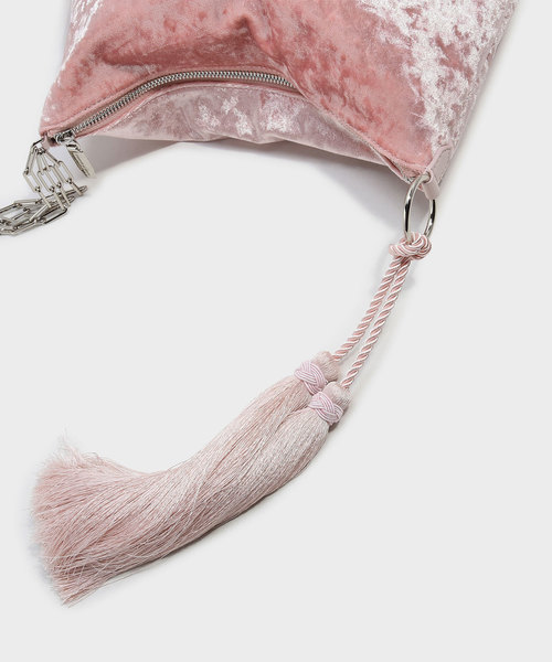 CHARLES & KEITH（チャールズ & キース）の「タッセルディテールクラッチ / TASSEL DETAIL CLUTCH（クラッチバッグ・レディース・ブラック/ピンク・M）」の9枚目の写真