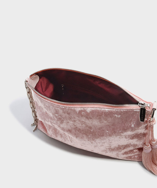 CHARLES & KEITH（チャールズ & キース）の「タッセルディテールクラッチ / TASSEL DETAIL CLUTCH（クラッチバッグ・レディース・ブラック/ピンク・M）」の10枚目の写真