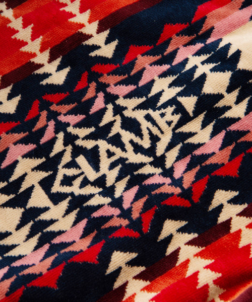 PENDLETON（ペンドルトン）の「GLAMB Oversized Jacquard Towel by PENDLETON / ペンドルトン別注 グラムオーバーサイズドジャガードタオル バスタオル ブランケット（ブランケット・メンズ・マルチ・FREE）」の3枚目の写真