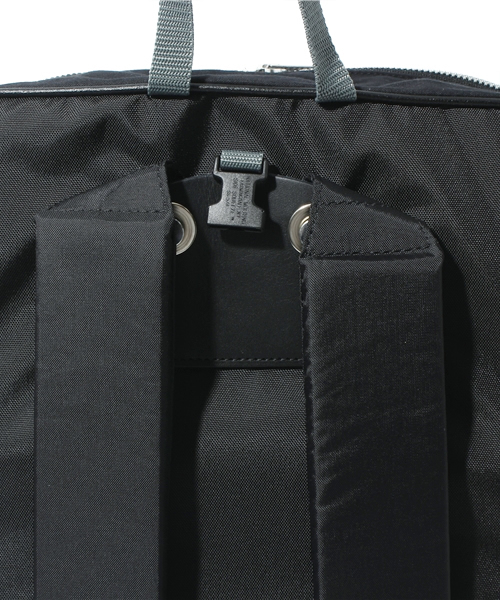 PORTER（ポーター）の「PORTER SUNRAIN DAY PACK LARGE ＜B印 YOSHIDA SELECT＞ （バックパック/リュック・メンズ・オフホワイト/ブラック/オレンジ/ブルー系その他・ONE SIZE）」の7枚目の写真