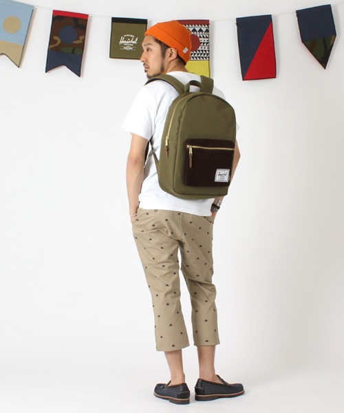 BEAMS（ビームス）の「□Herschel×BEAMS / 別注 “SETTLEMENT”（バックパック/リュック・メンズ・オリーブ/オレンジ/カモフラージュ・ONE SIZE）」の16枚目の写真